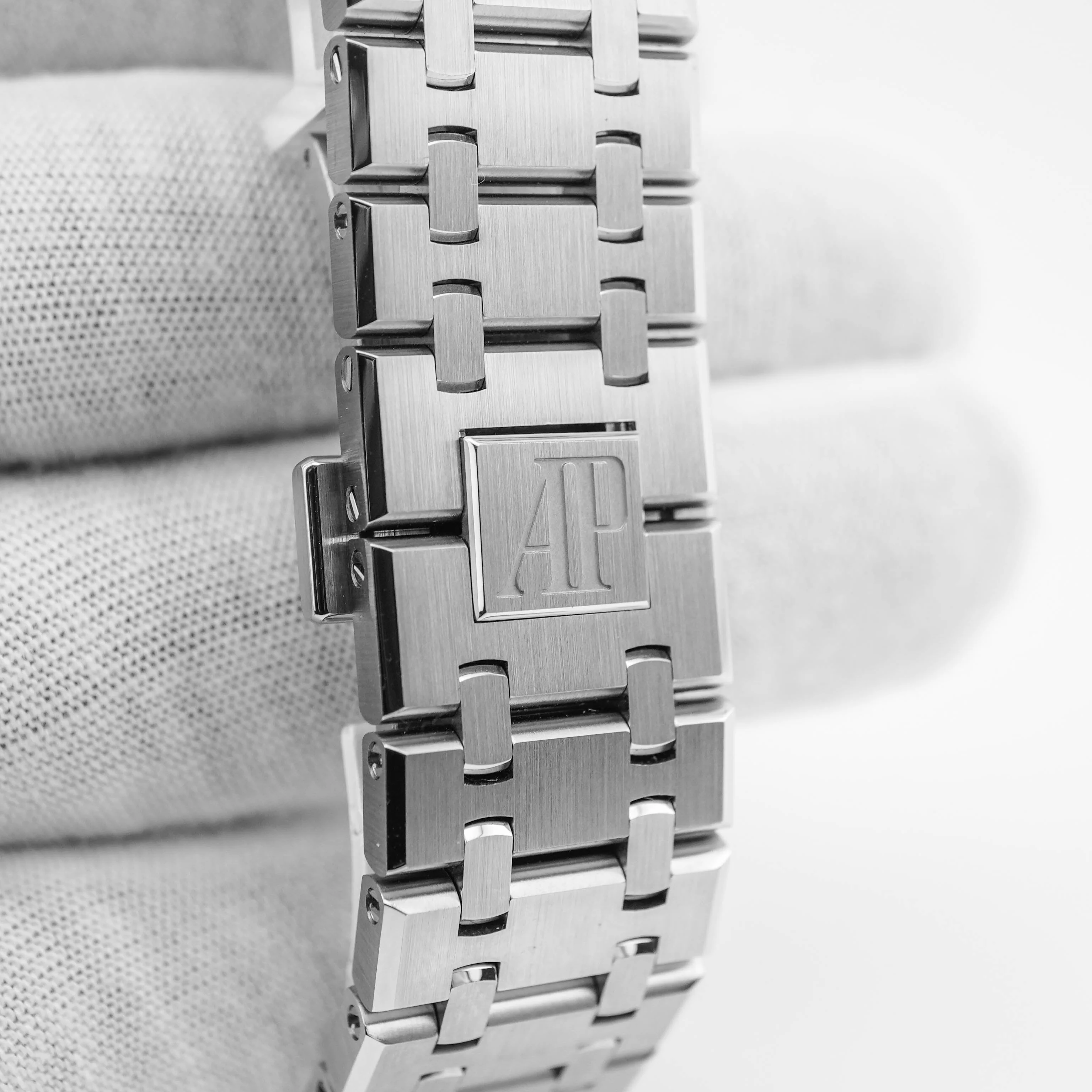 Audemars Piguet 15500ST.OO.1220ST.04 Royal Oak 41 mm White Dial Stainless Steel Box and Papers 2022 - Image 5