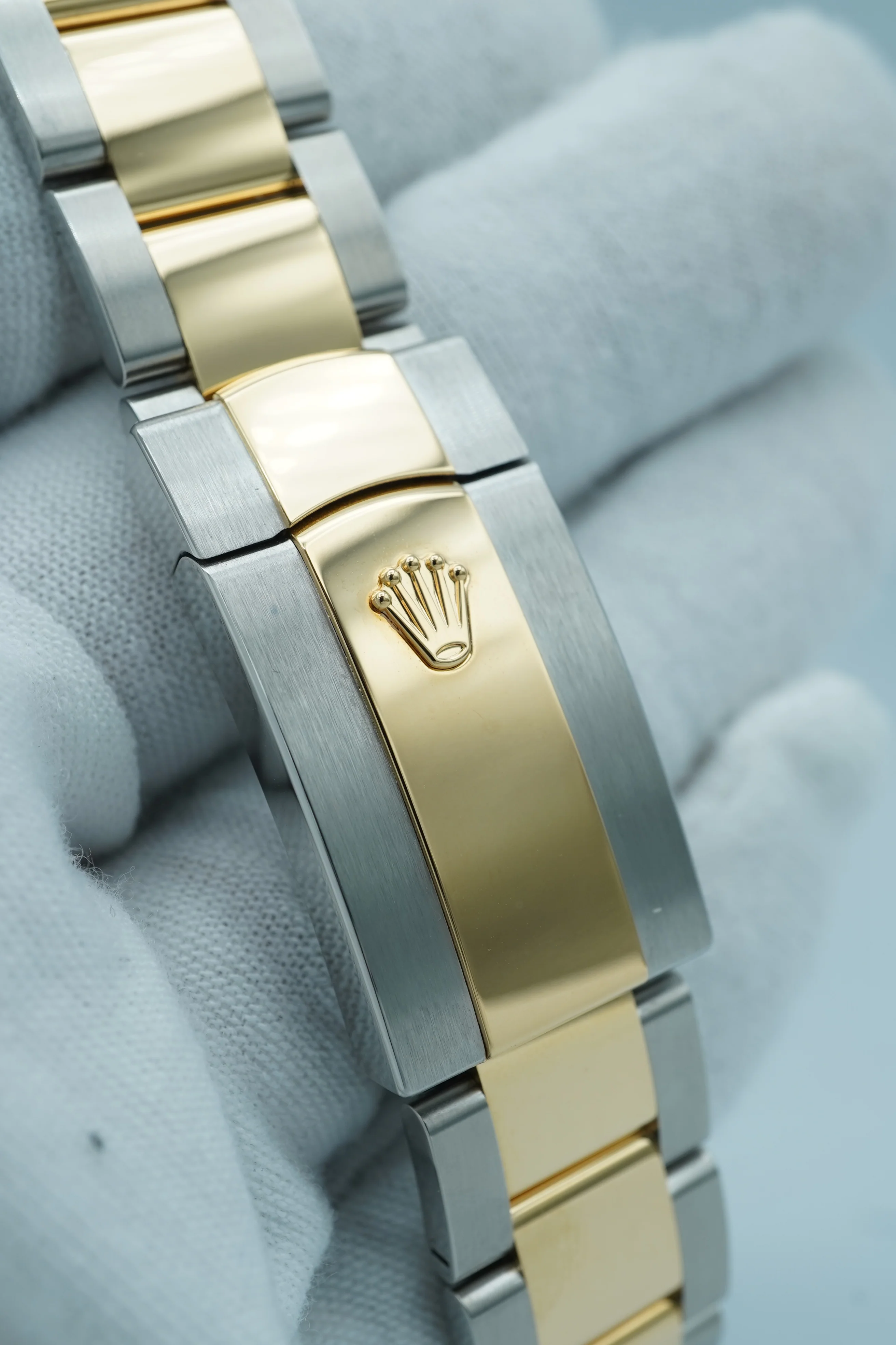Rolex 126233 Datejust 36 mm Fluted Bezel Champagne Diamond Dial Oyster Bracelet Box and Papers 2023 - Image 10