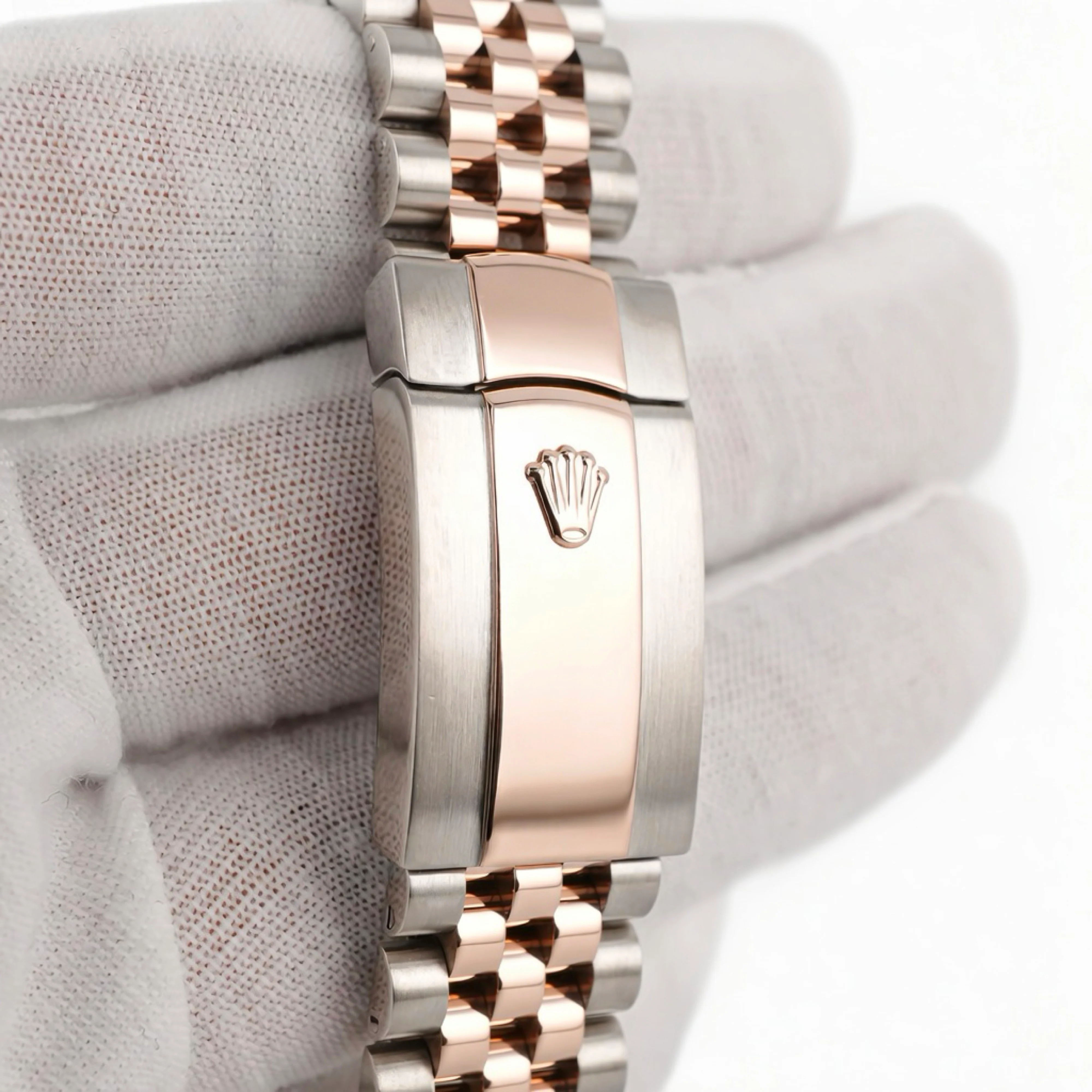 Rolex 126331 Datejust 41 mm Fluted Bezel Sundust Dial Jubilee Bracelet Box and Papers 2017 - Image 4